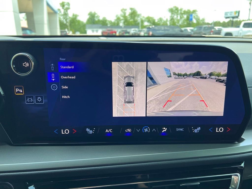 Used 2025 Chevrolet Traverse LT w/ Driver Confidence Package FWD image 17