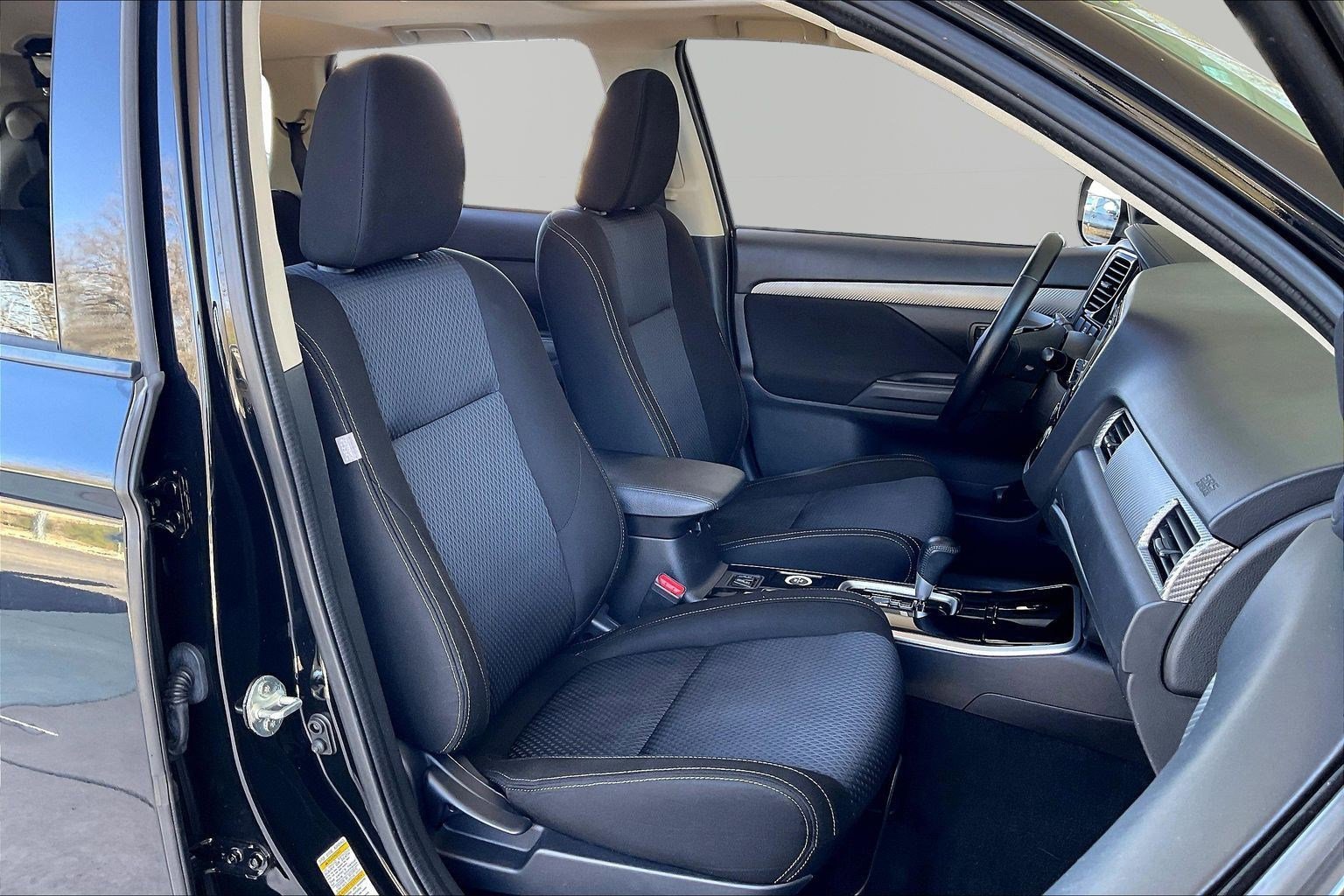 Used 2017 Mitsubishi Outlander SE image 28