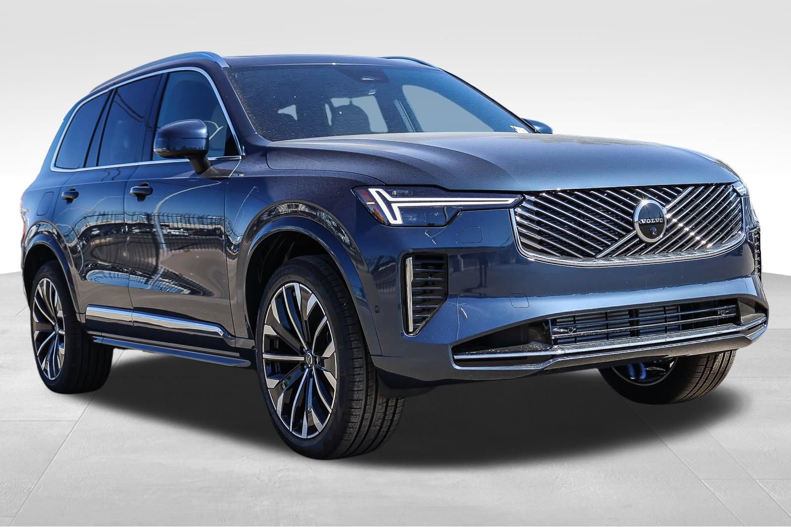 New 2026 Volvo XC90 T8 Plus w/ Protection Package Premier AWD/4WD image 3