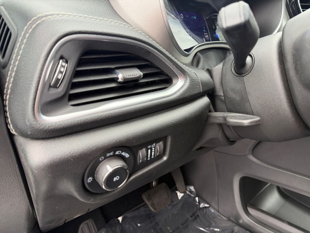Used 2023 Chrysler Pacifica Limited w/ Uconnect Theater Family Group FWD image 19