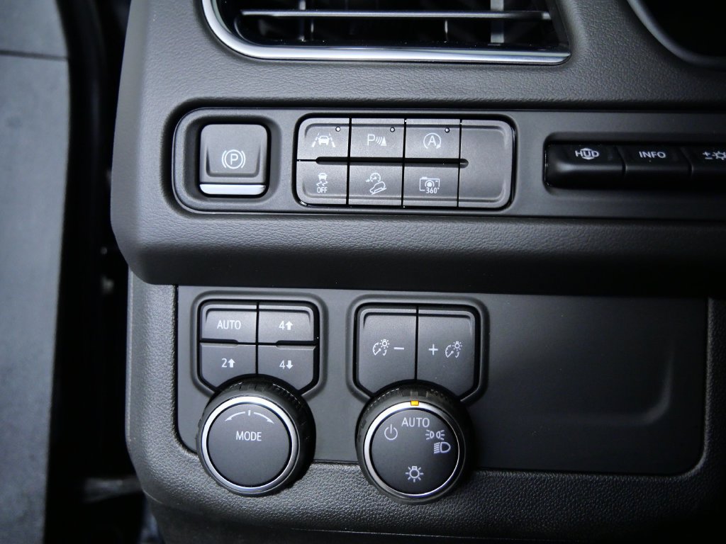 Used 2023 Chevrolet Suburban High Country AWD/4WD image 31