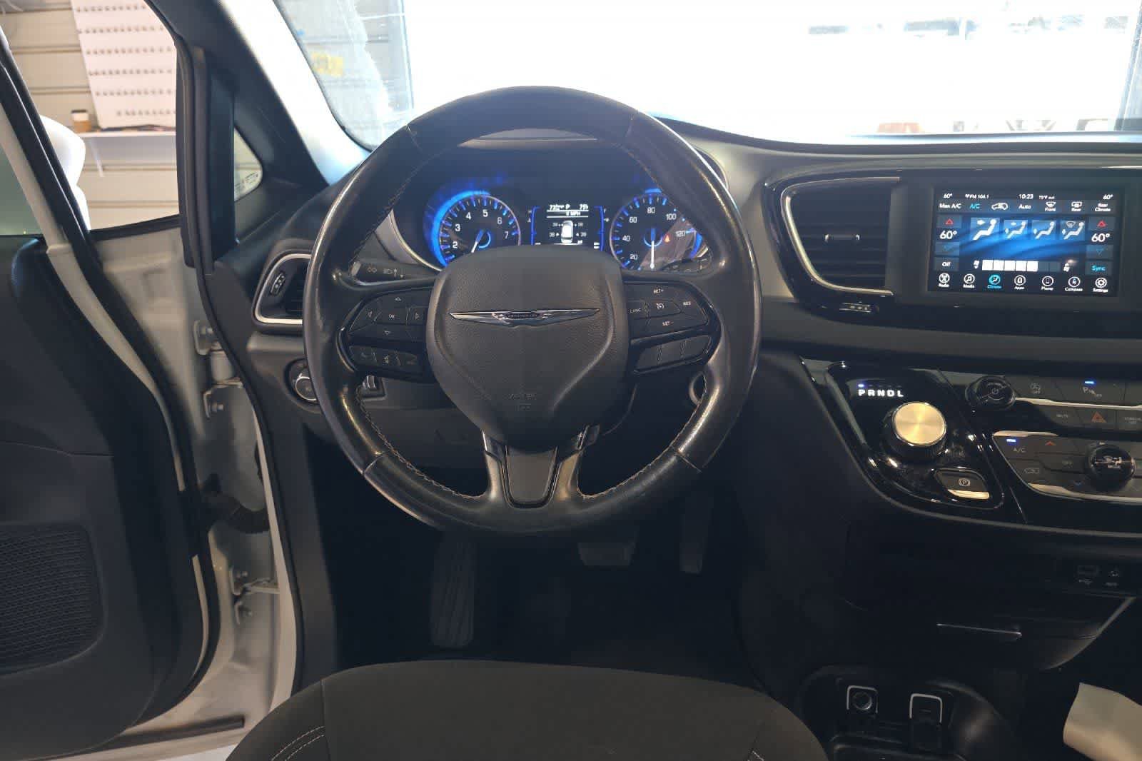 Used 2020 Chrysler Pacifica Touring w/ S Appearance Package FWD image 16