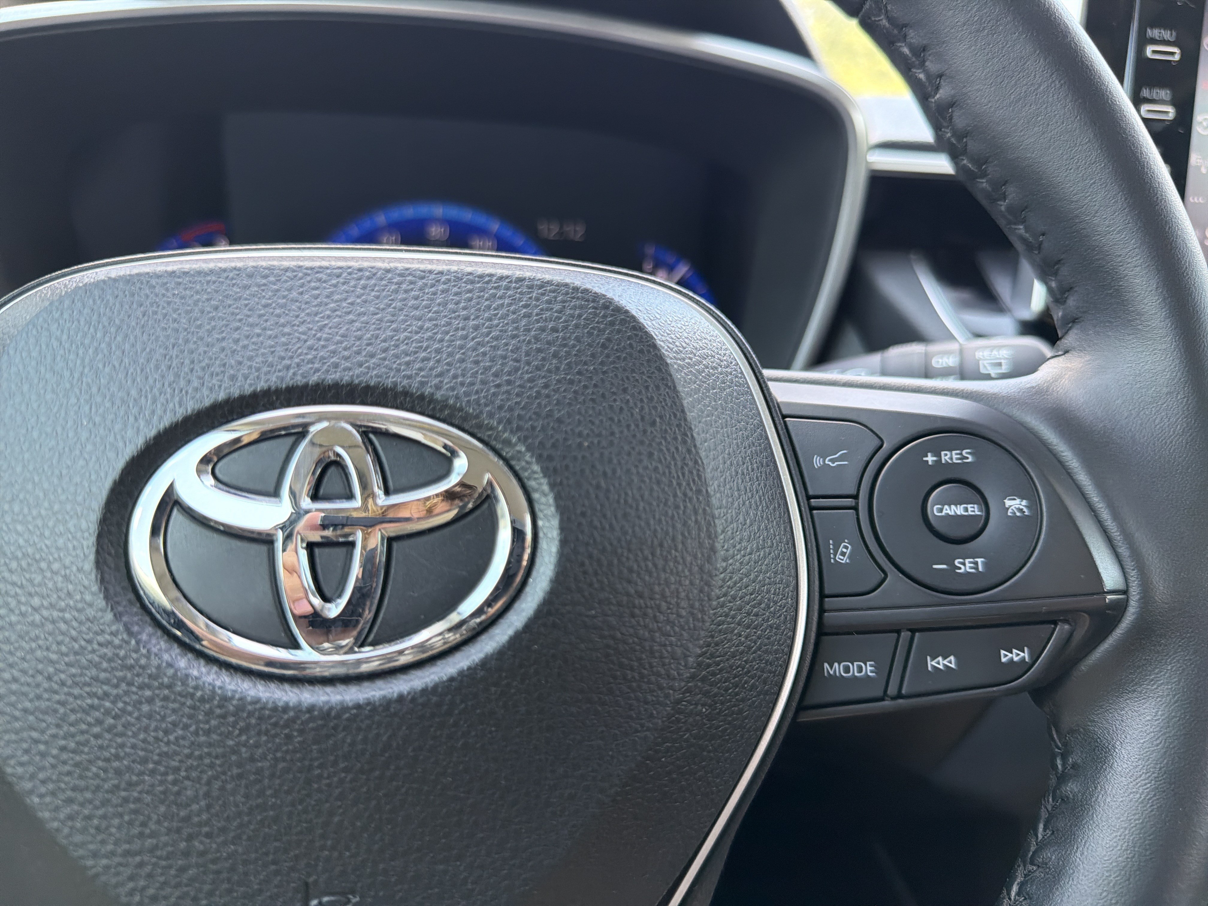 Used 2022 Toyota Corolla Cross XLE w/ Convenience Package FWD image 29