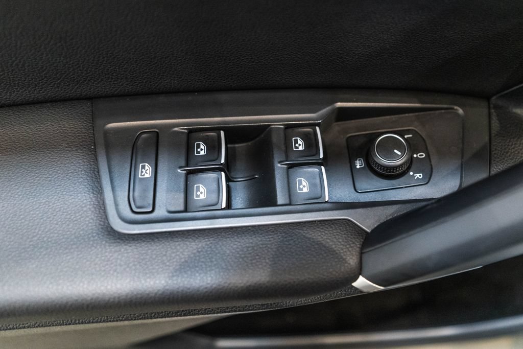 Used 2018 Volkswagen Tiguan SEL w/ 3rd Row Seat Package AWD/4WD image 20