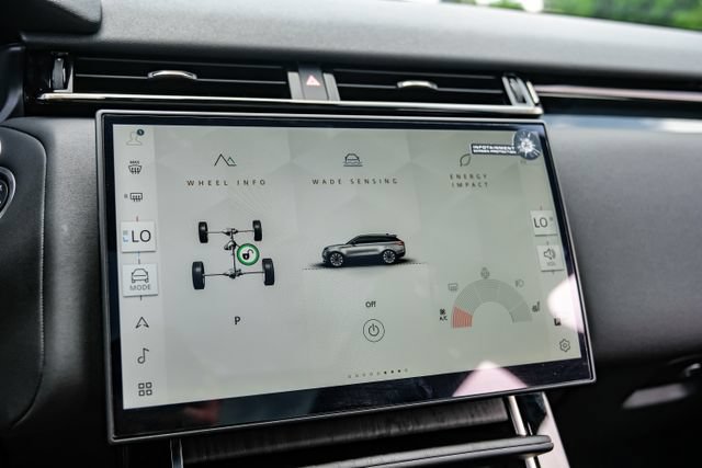 Used 2025 Land Rover Range Rover Velar Dynamic SE AWD/4WD image 36