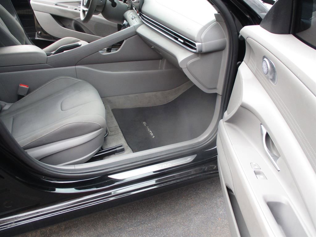 Used 2024 Hyundai Elantra SEL FWD image 11
