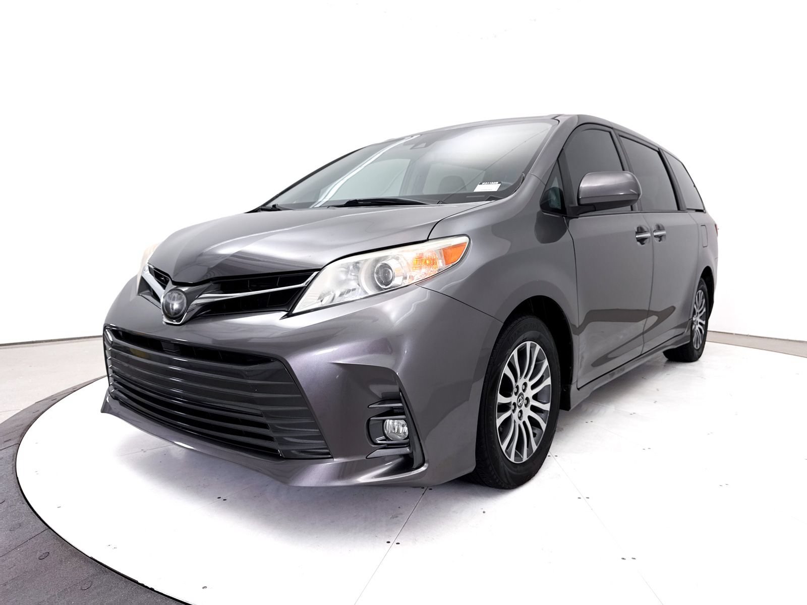 Used 2018 Toyota Sienna XLE w/ XLE Navigation Package FWD image 3