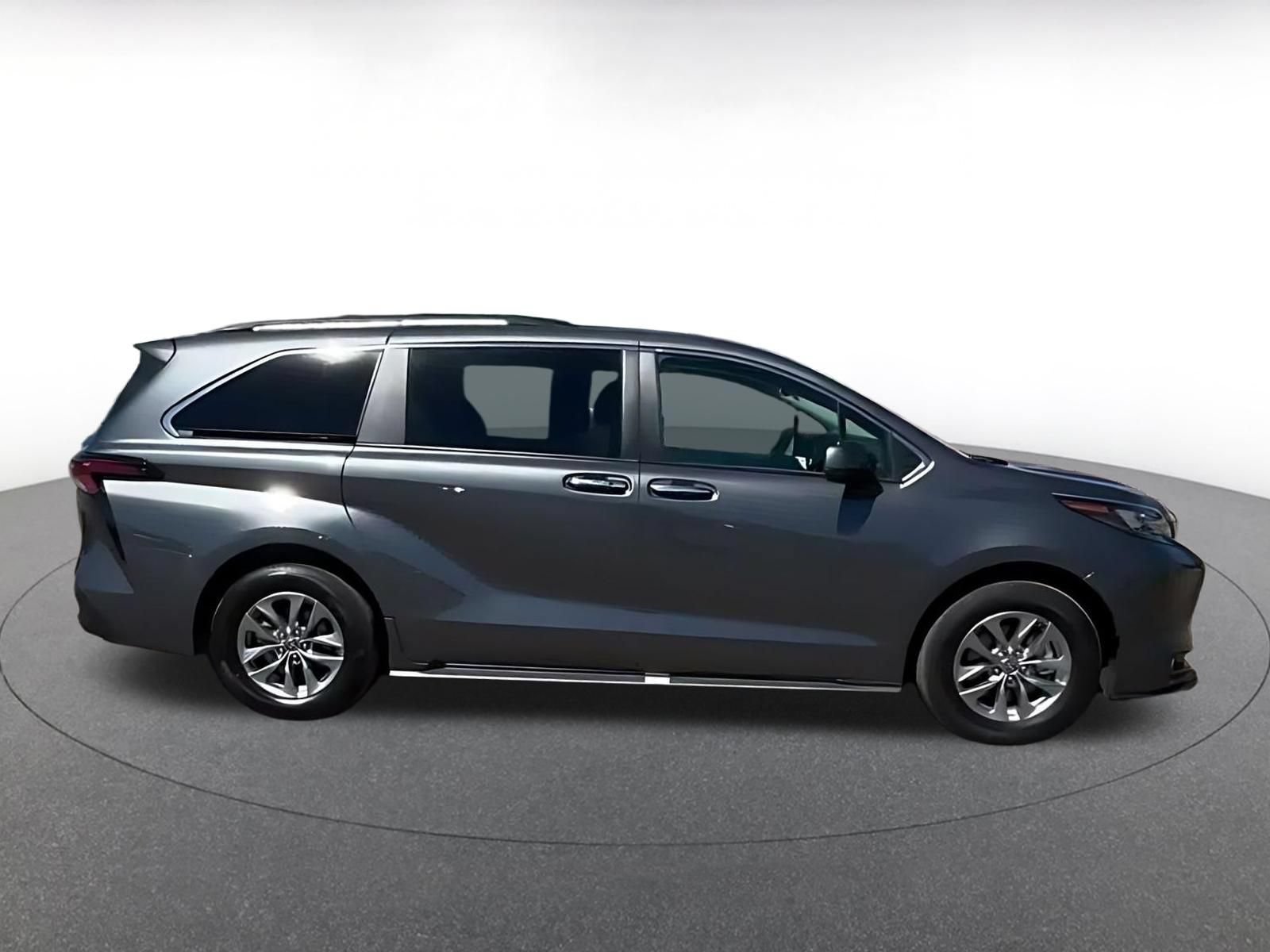 Used 2025 Toyota Sienna XLE FWD image 15
