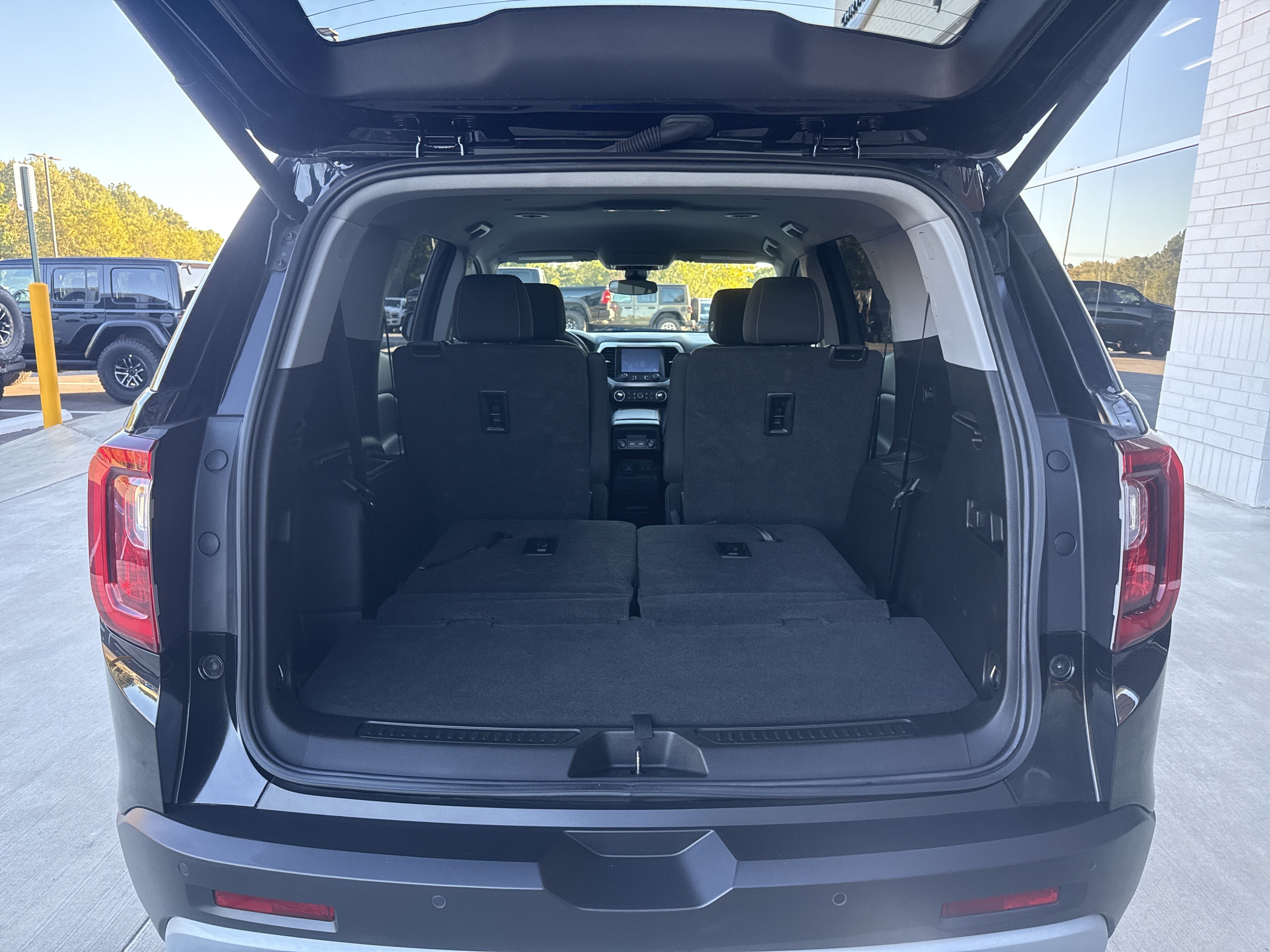 Used 2023 GMC Acadia SLE w/ Driver Convenience Package FWD image 25