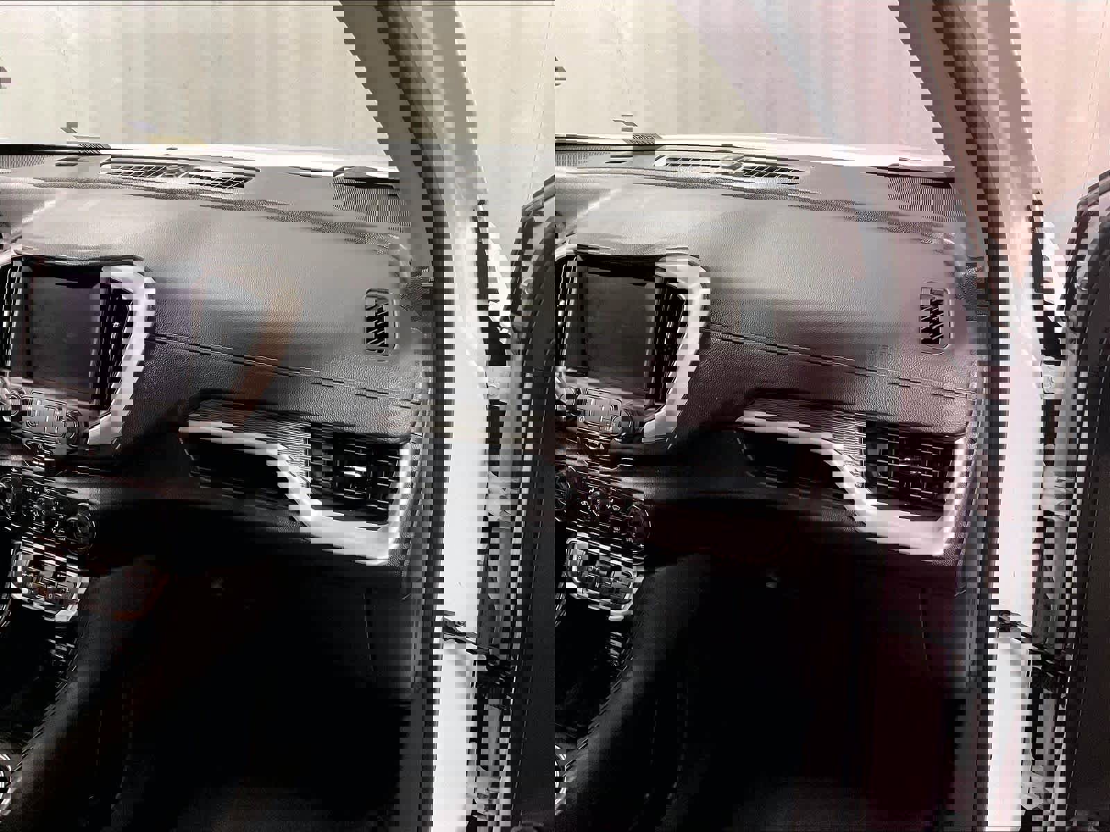 Used 2023 GMC Terrain SLE w/ Driver Convenience Package image 13