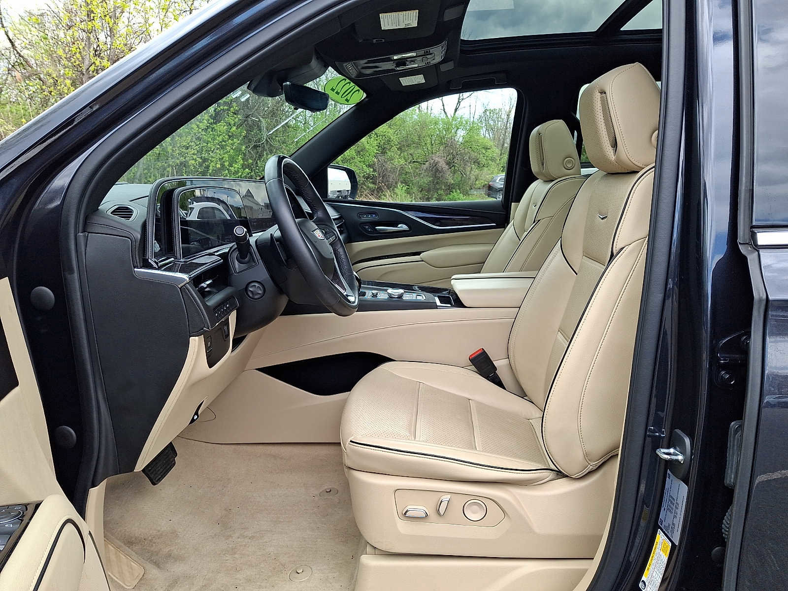 Used 2022 Cadillac Escalade Premium Luxury AWD/4WD image 15