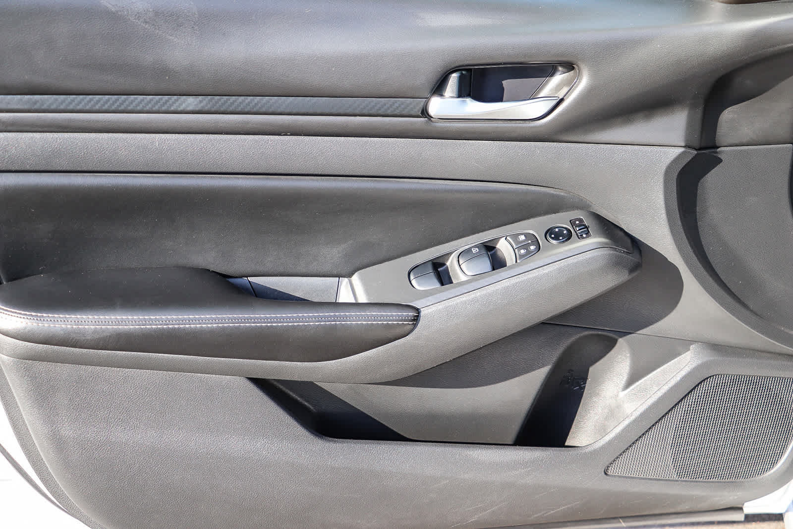 Used 2024 Nissan Altima 2.5 SV FWD image 19