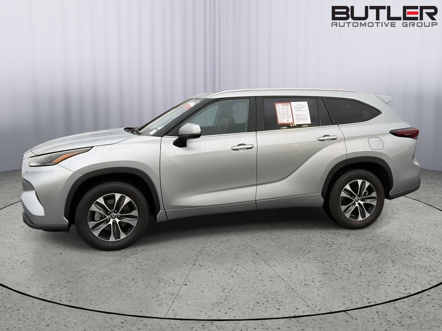 Certified 2025 Toyota Highlander XLE FWD image 3