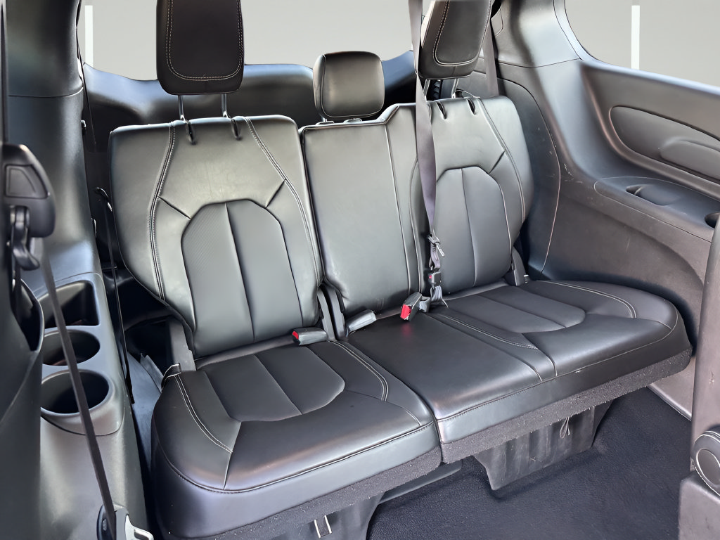 Used 2025 Chrysler Pacifica Select FWD image 29