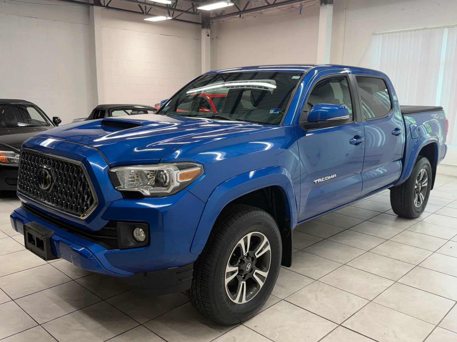 Used 2018 Toyota Tacoma TRD Sport w/ Technology Package AWD/4WD image 3