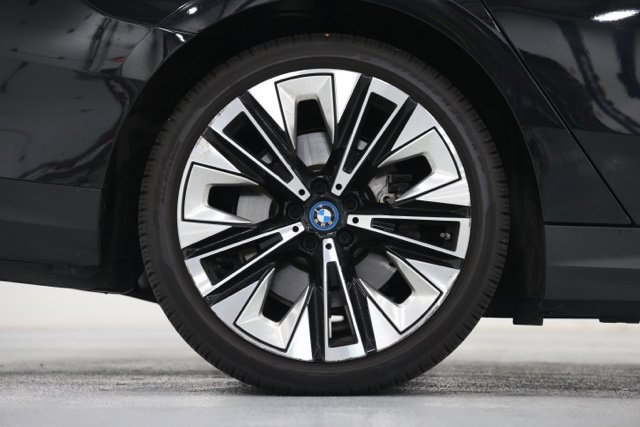 Used 2024 BMW i5 eDrive40i w/ Premium Package RWD image 19