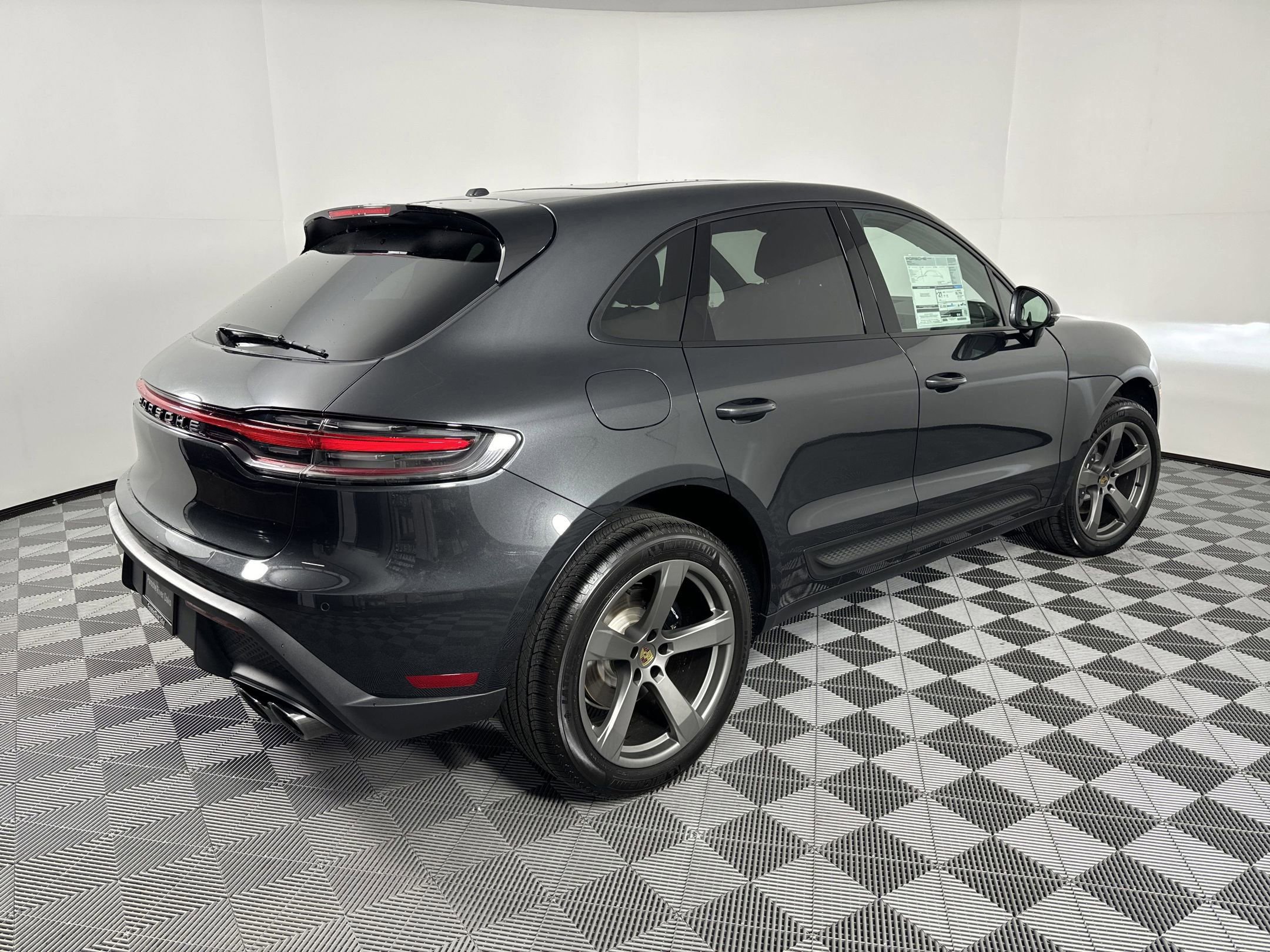 Certified 2025 Porsche Macan image 9