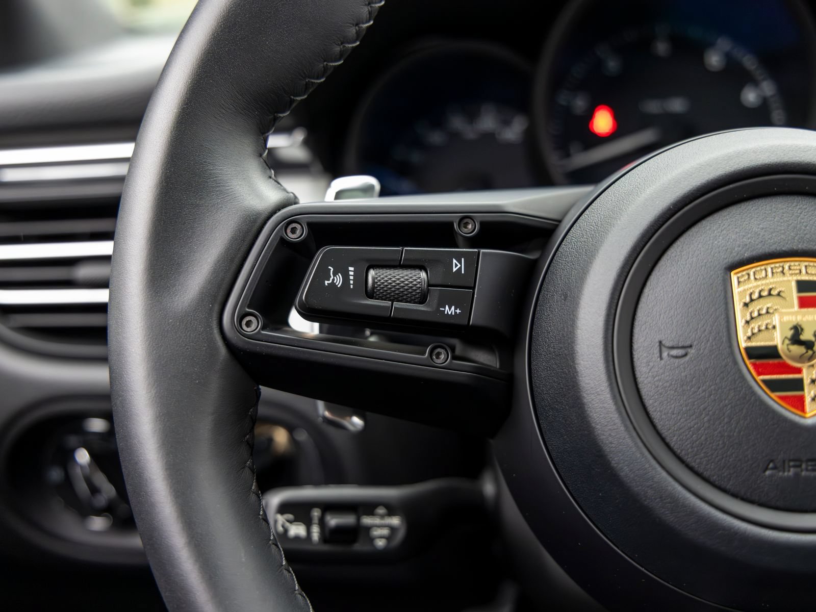 Certified 2026 Porsche Macan AWD/4WD image 31