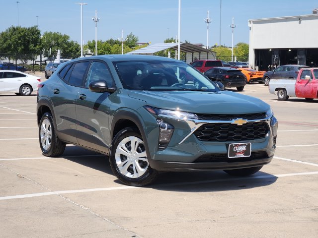 Used 2026 Chevrolet Trax LS FWD image 2