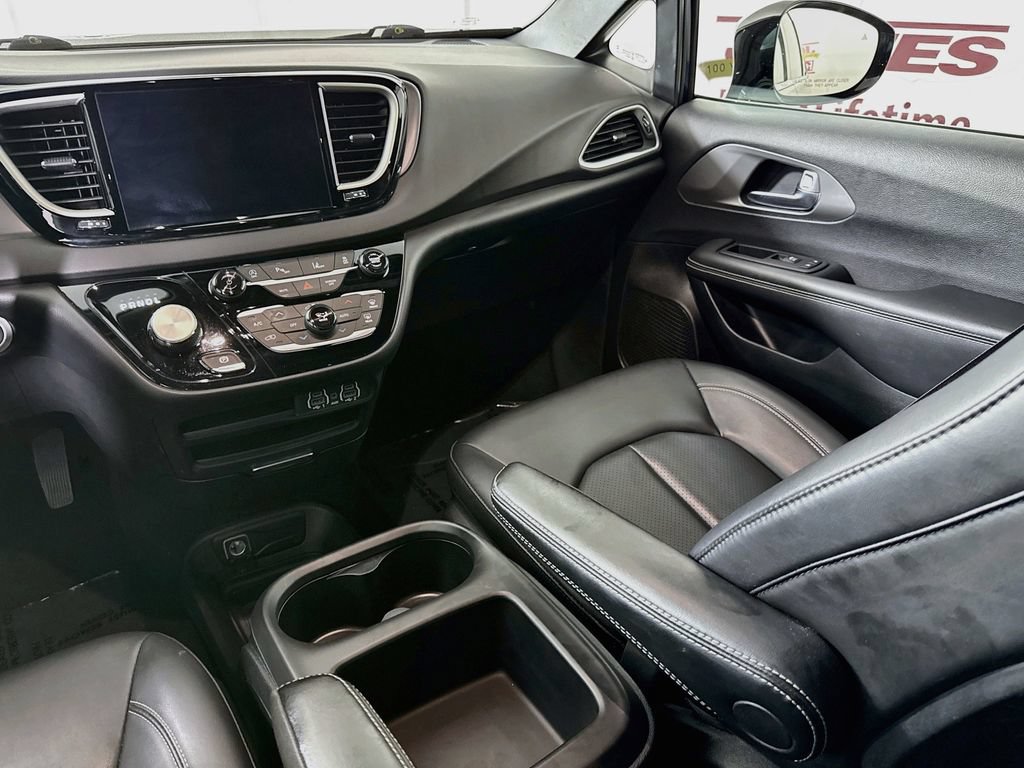 Used 2025 Chrysler Pacifica Select FWD image 25