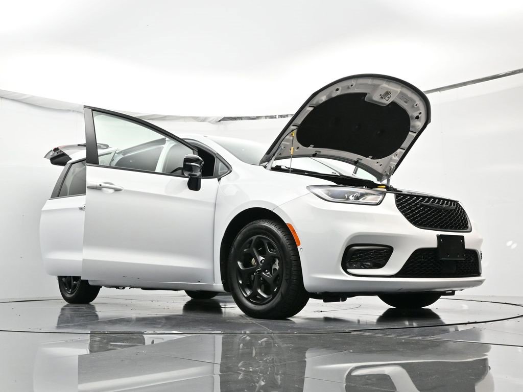 Used 2024 Chrysler Pacifica Select image 51