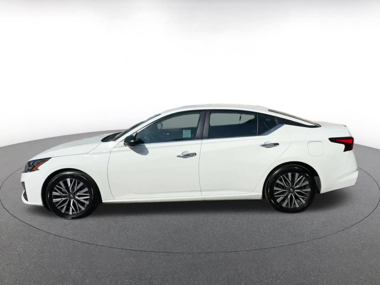 Used 2025 Nissan Altima 2.5 SV FWD image 8