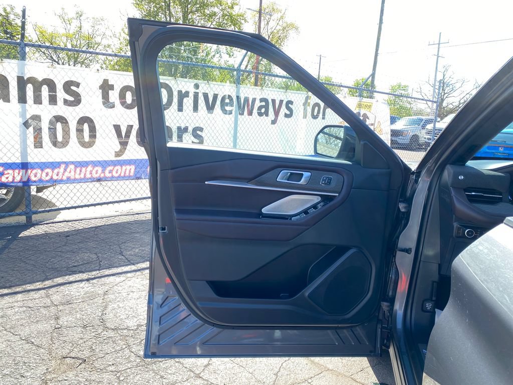 Used 2025 Ford Explorer Platinum AWD/4WD image 15