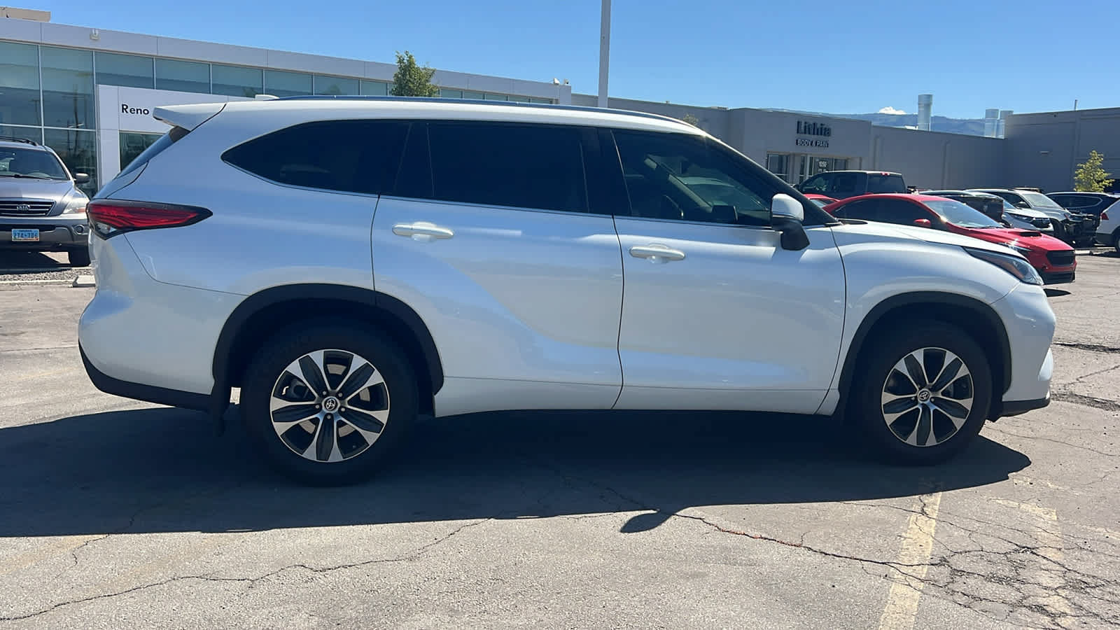 Used 2020 Toyota Highlander XLE AWD/4WD image 4