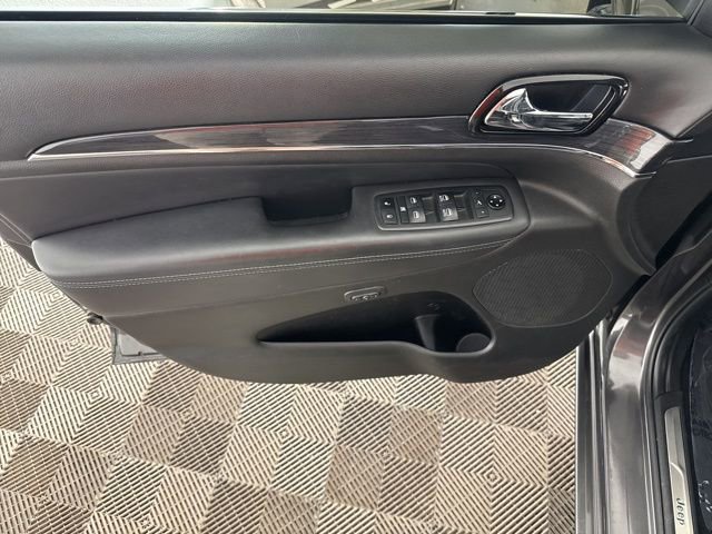 Used 2020 Jeep Grand Cherokee Overland AWD/4WD image 23