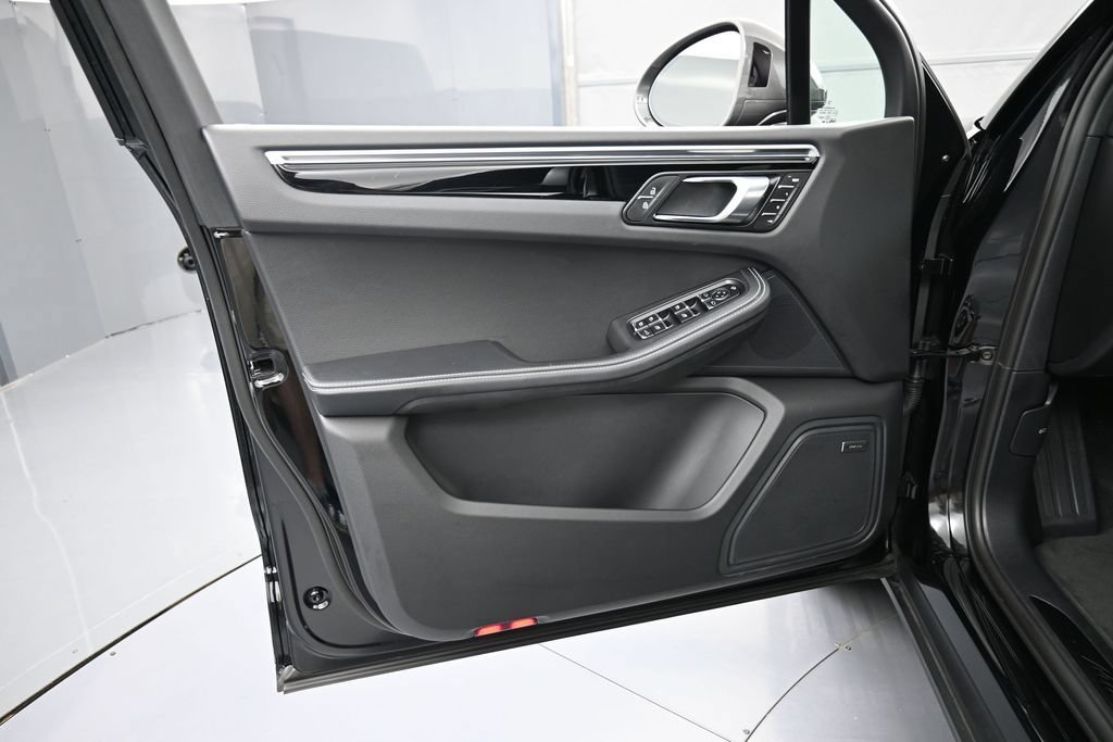 Certified 2024 Porsche Macan Turbo AWD/4WD image 15
