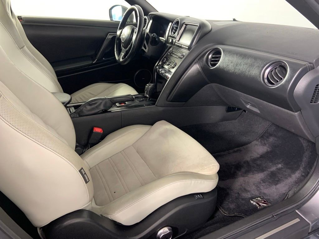 Used 2013 Nissan GT-R Premium image 11