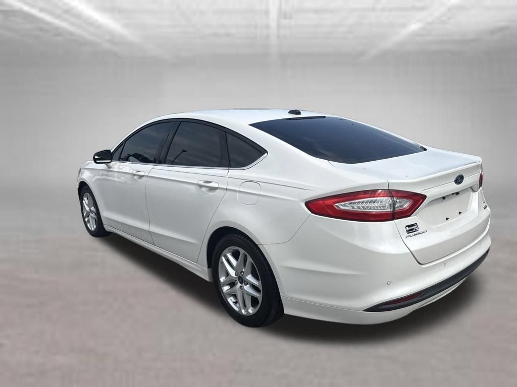 Used 2016 Ford Fusion SE FWD image 3