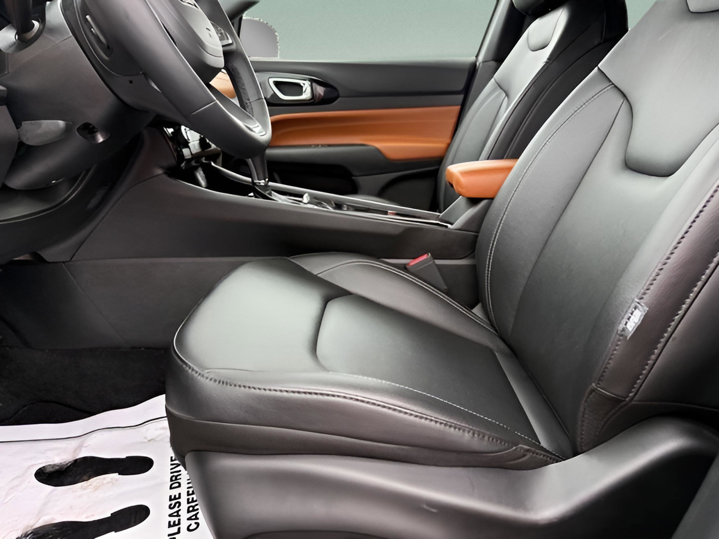 Used 2025 Jeep Compass Limited image 18