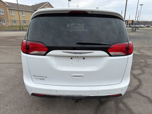 Used 2018 Chrysler Pacifica Touring-L image 6