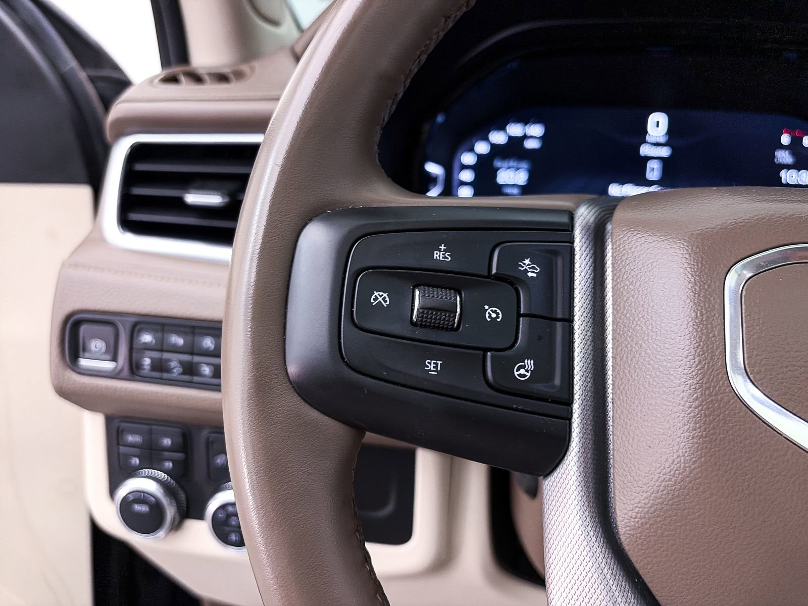 Used 2023 GMC Yukon XL Denali AWD/4WD image 34