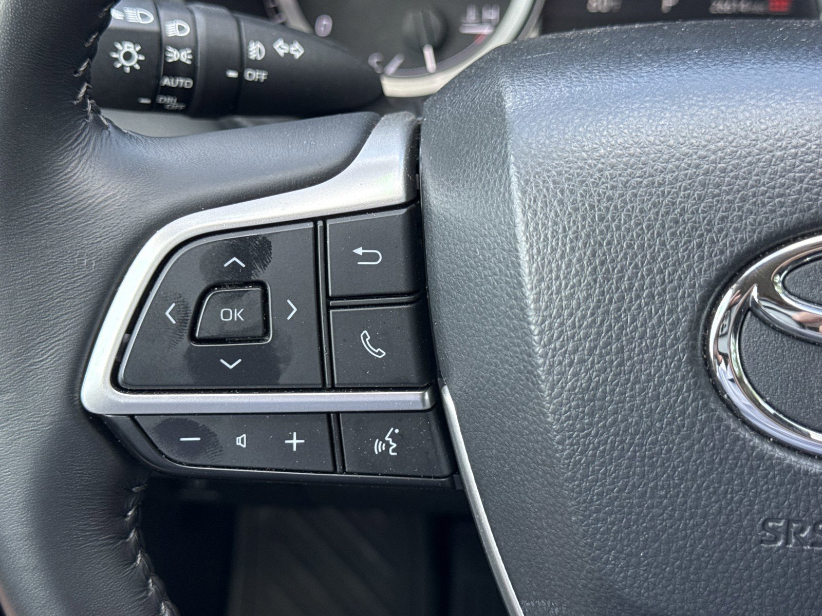 Used 2025 Toyota Highlander LE FWD image 21