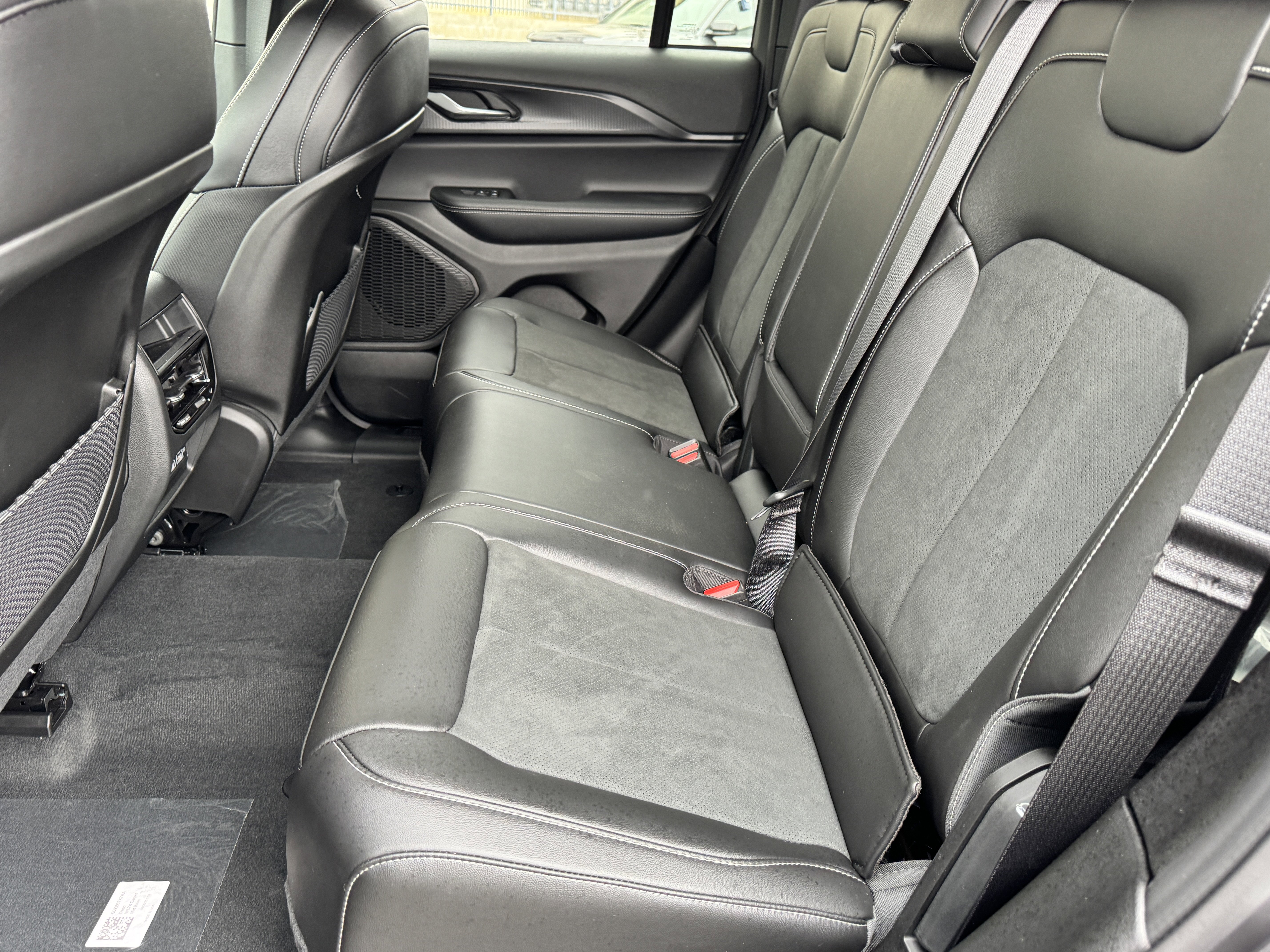 New 2025 Jeep Grand Cherokee Altitude image 32