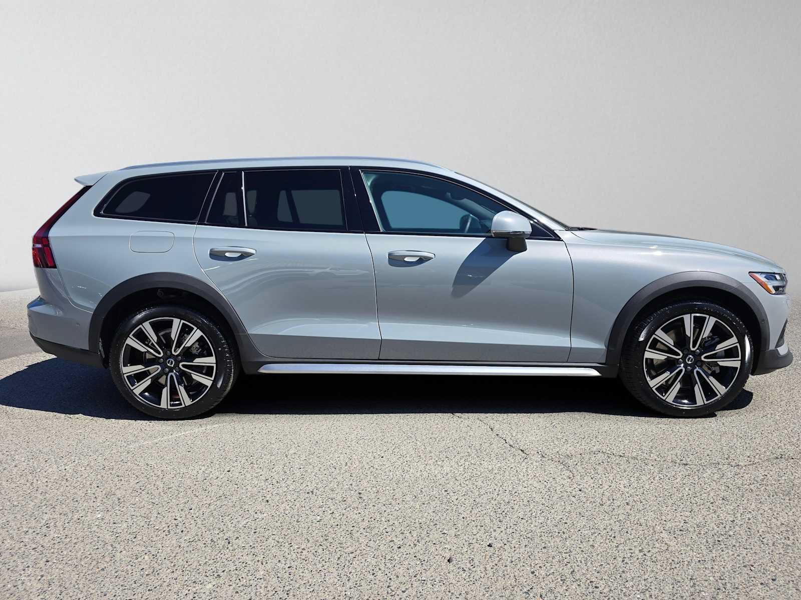 New 2026 Volvo V60 B5 Cross Country Ultra w/ Climate Package AWD/4WD image 2