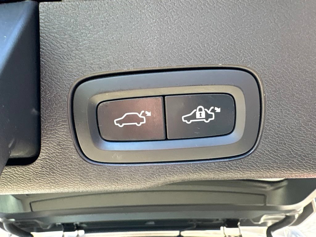 Certified 2025 Volvo XC60 T8 Ultra AWD/4WD image 41