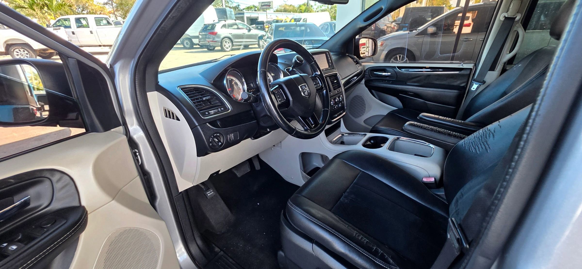 Used 2018 Dodge Grand Caravan SXT FWD image 11