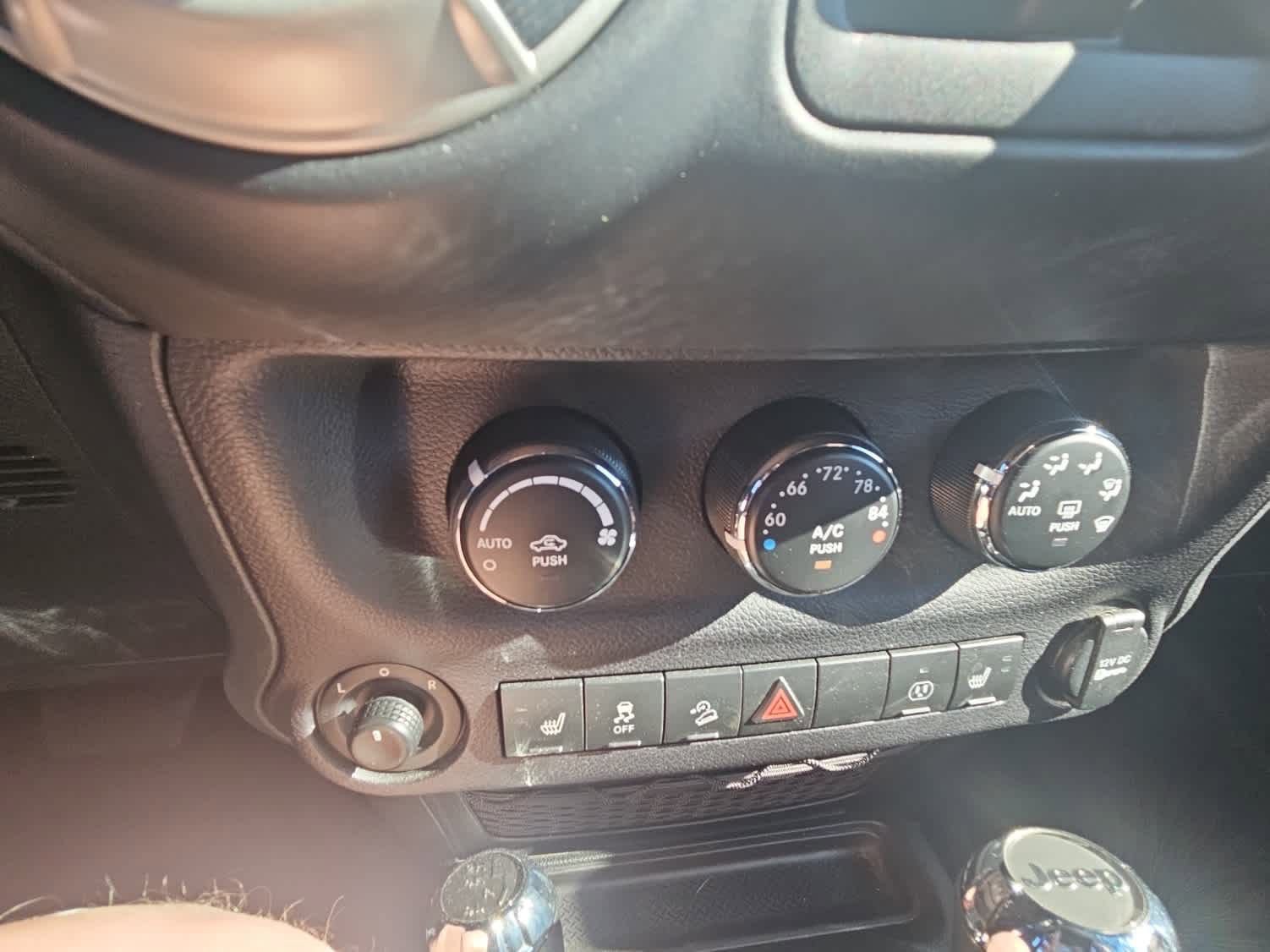 Used 2018 Jeep Wrangler Unlimited Sahara w/ Connectivity Group image 17