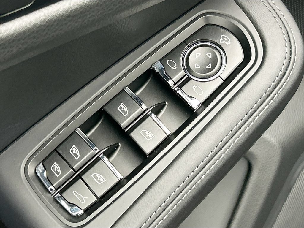 Used 2026 Porsche Macan AWD/4WD image 24