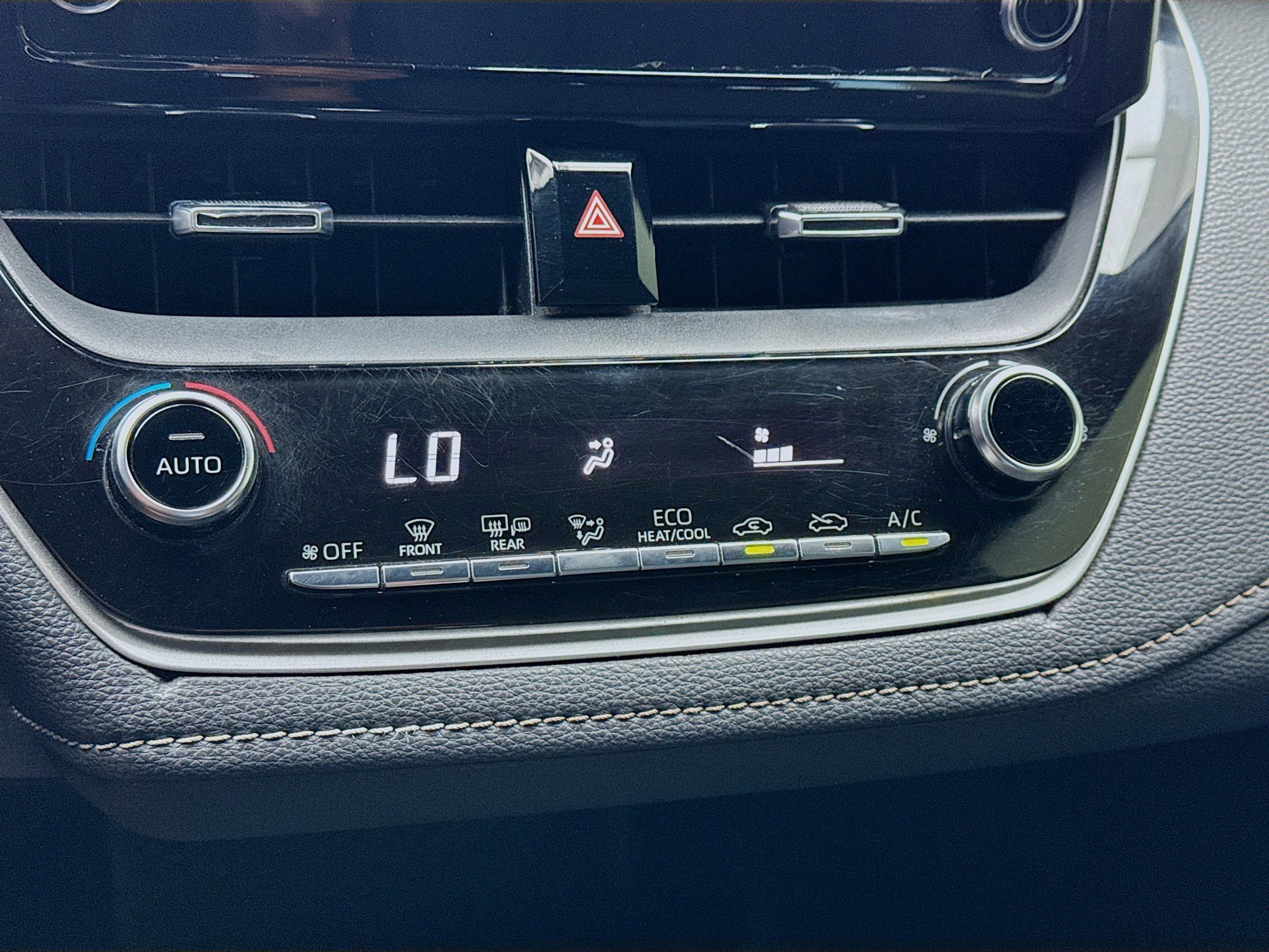 Used 2019 Toyota Corolla SE w/ Carpet Mat Package FWD image 12