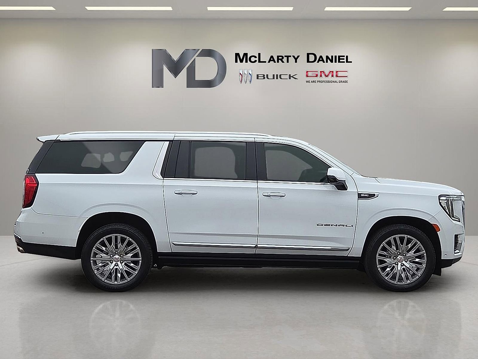 Used 2023 GMC Yukon XL Denali w/ Advanced Technology Package image 6