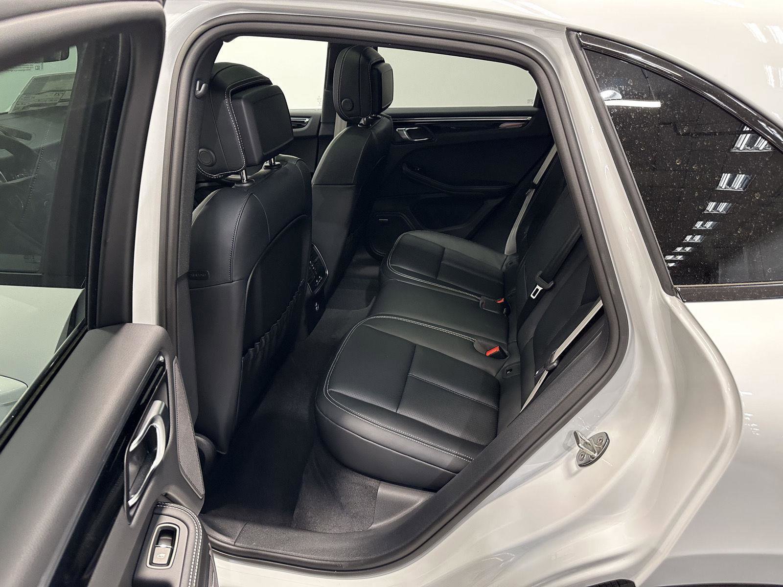 New 2025 Porsche Macan Turbo image 34