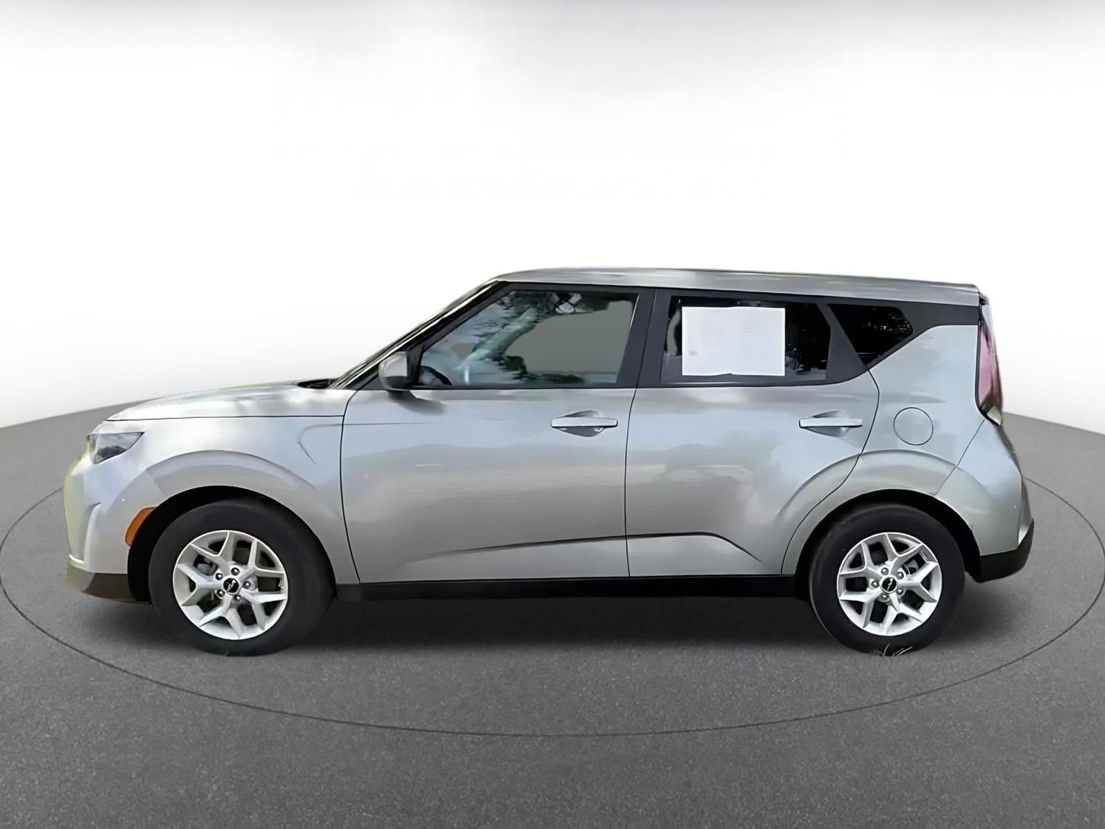 Used 2025 Kia Soul LX w/ LX Technology Package FWD image 9