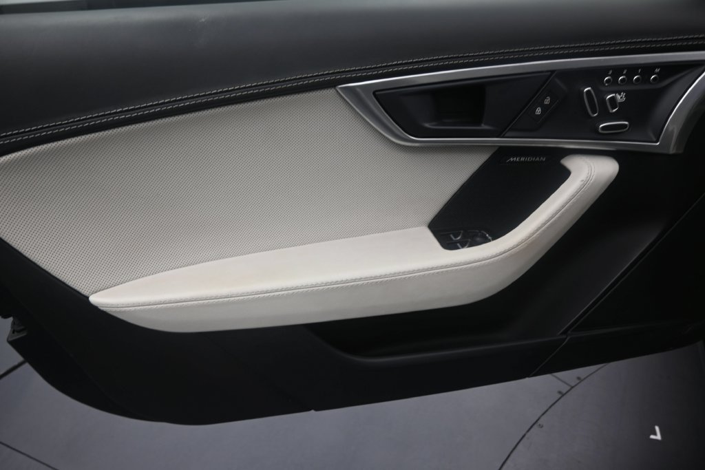 Used 2021 Jaguar F-TYPE Convertible RWD image 10