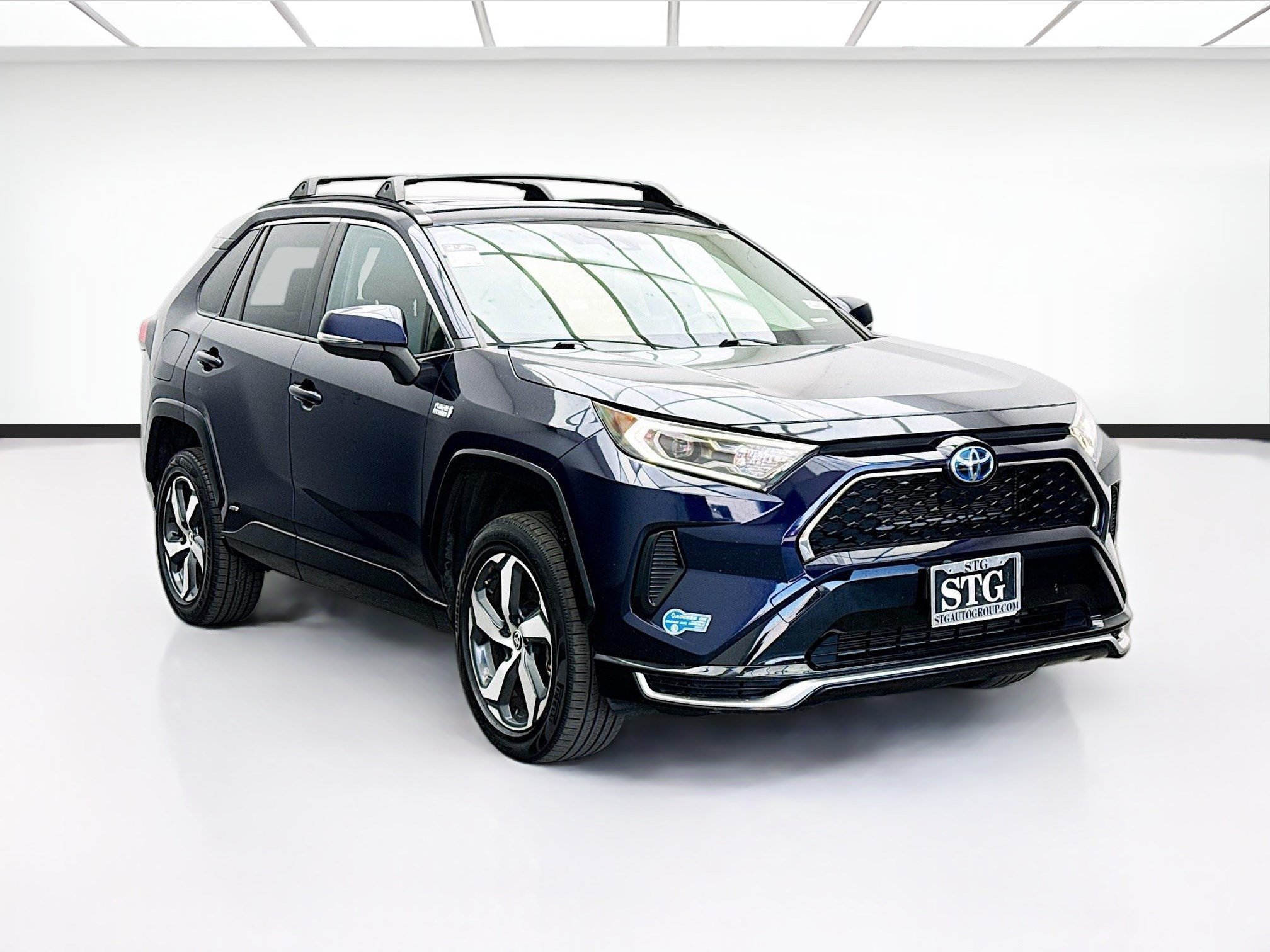 Used 2021 Toyota RAV4 SE w/ Weather & Moonroof Package AWD/4WD image 3