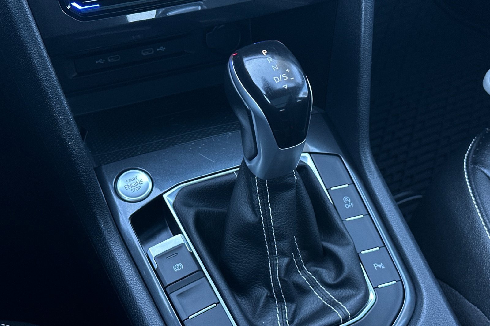 Certified 2022 Volkswagen Tiguan SE R-Line image 23