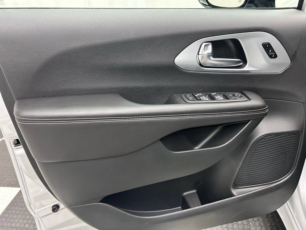 New 2026 Chrysler Pacifica Limited w/ S Appearance Package AWD/4WD image 10